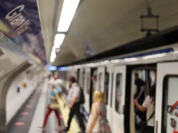 Dos ciudadanos se pelean en el metro de Madrid por el uso de la mascarilla