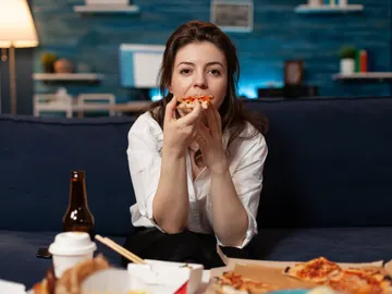 Mujer comiendo Mujer comiendo