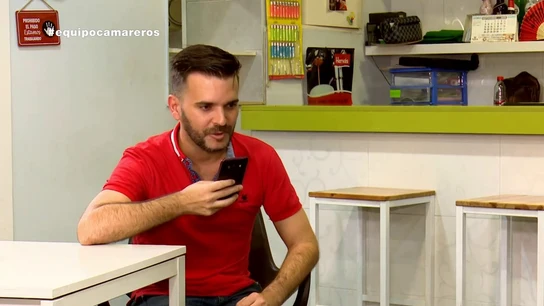 El camarero Jesús Soriano desenmascara las ofertas de empleo más aberrantes en la hostelería: "Es habitual pagar en negro" El camarero Jesús Soriano desenmascara las ofertas de empleo más aberrantes en la hostelería: "Es habitual pagar en negro"