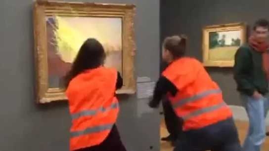 Activistas lanzan puré de patata contra un cuadro de Claude Monet Activistas lanzan puré de patata contra un cuadro de Claude Monet