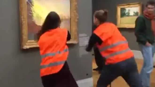 Activistas lanzan puré de patata contra un cuadro de Claude Monet