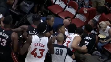 Momento de la pelea entre Heat y Raptors