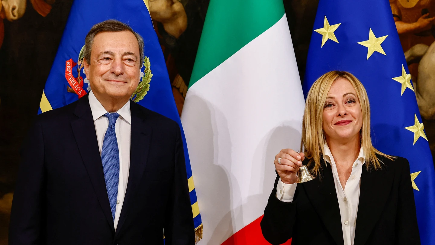 Mario Draghi traspasa los poderes a Giorgia Meloni Mario Draghi traspasa los poderes a Giorgia Meloni