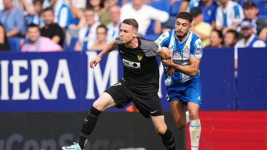 Carlos Clerc (Elche) batalla con Oscar Gil, del Espanyol Carlos Clerc (Elche) batalla con Oscar Gil, del Espanyol