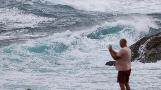 Un hombre hace una fotografía al oleaje durante un temporal La borrasca Beatrice pone en alerta a doce comunidades por fuertes vientos, intensas lluvias y olas de ocho metros