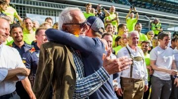 Abrazo entre Verstappen y Mateschitz