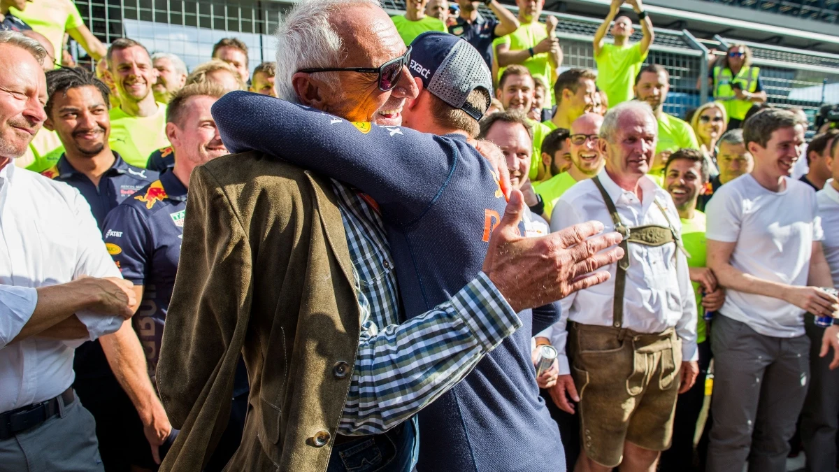 Abrazo entre Verstappen y Mateschitz