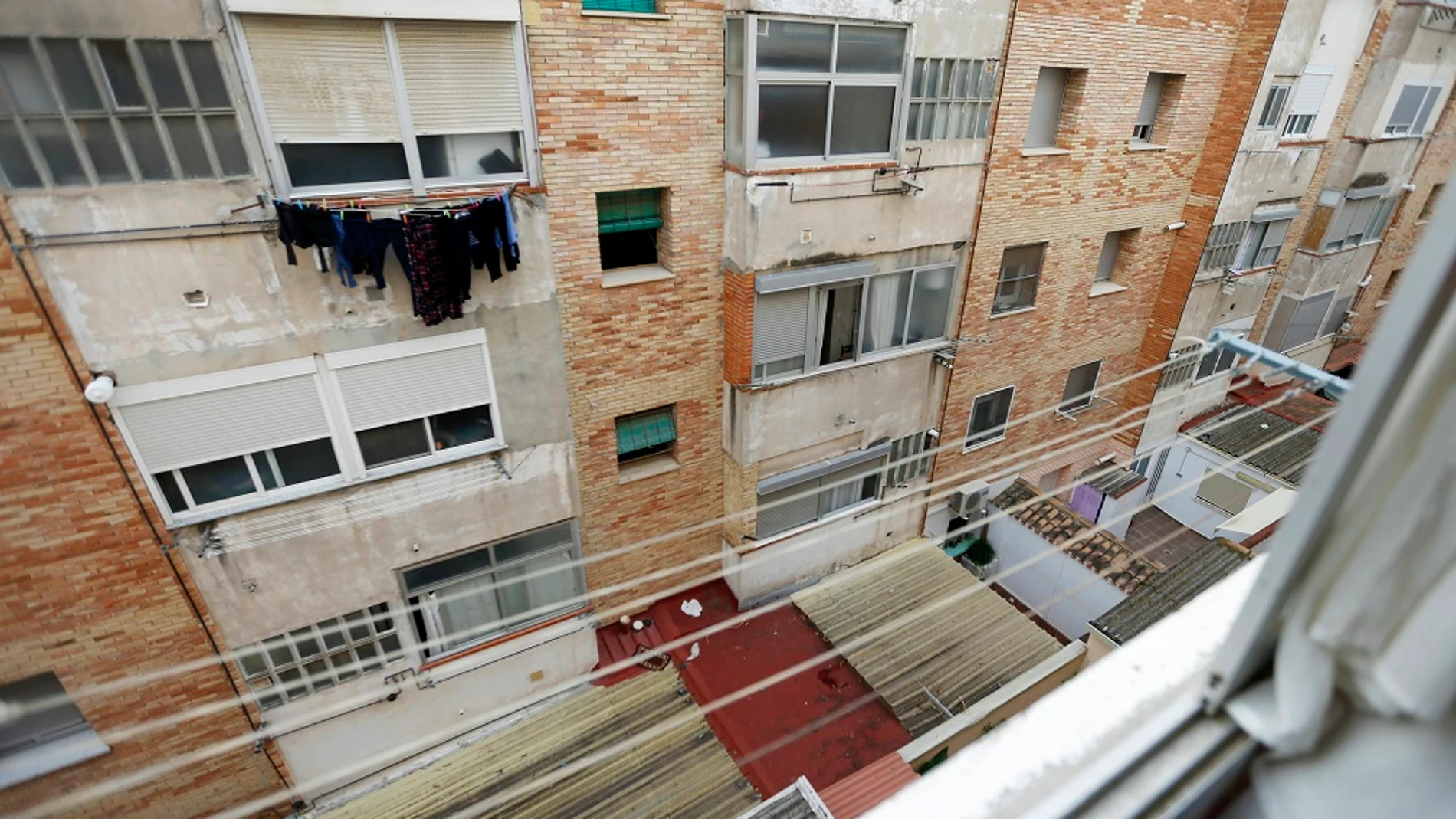Fachada del edificio donde un hombre ha matado a su pareja en Bilbao