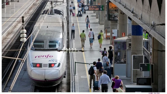 Imagen de archivo de un tren AVE estacionado. Imagen de archivo de un tren AVE estacionado.