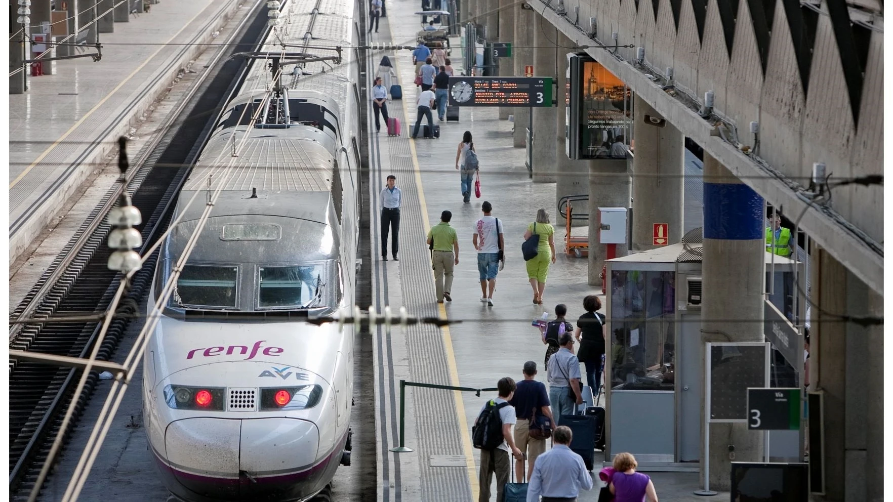 Imagen de archivo de un tren AVE estacionado.