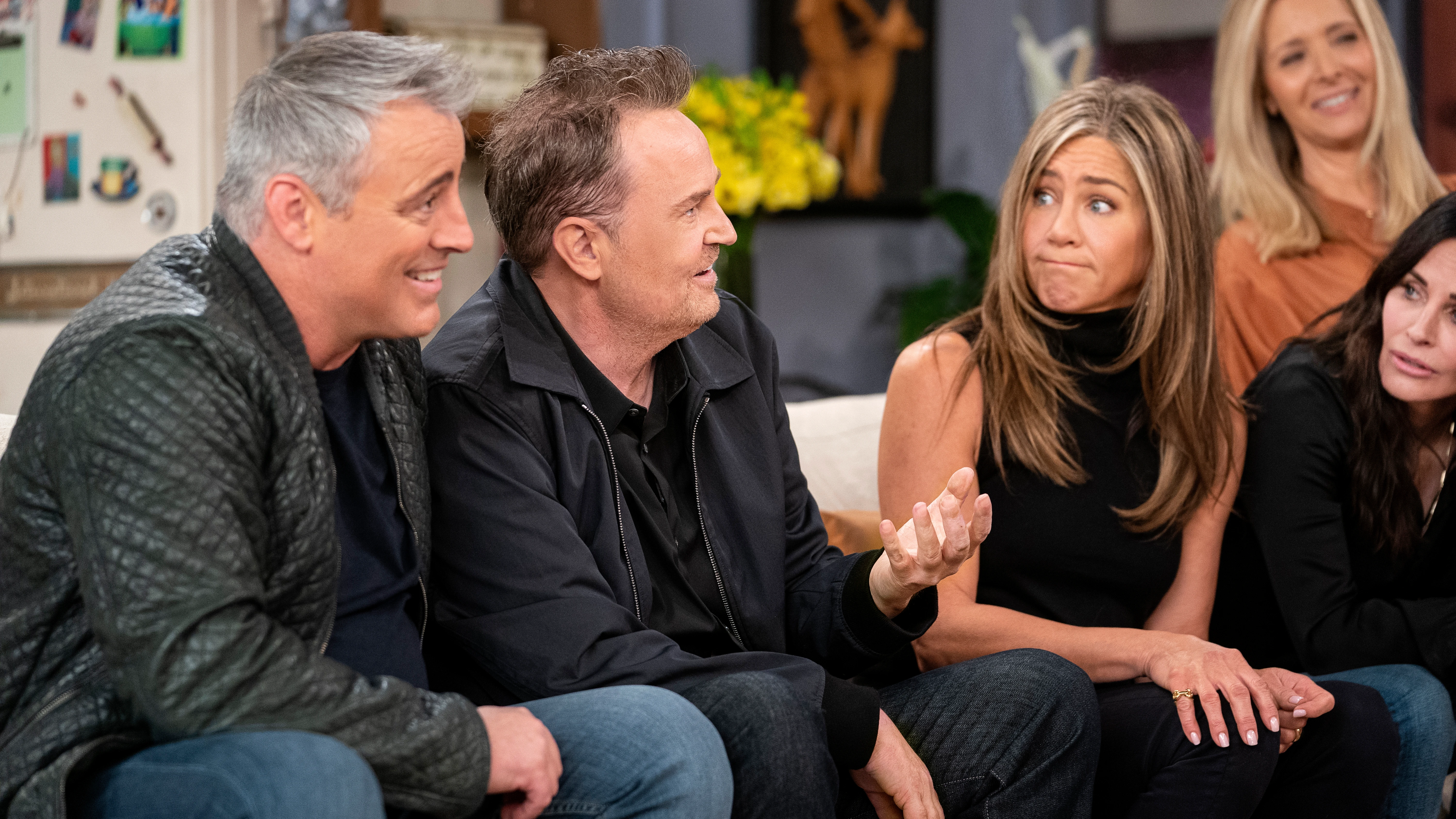 Matthew Perry junto al resto del elenco de la serie en el reencuentro 'Friends: the reunion' de HBO Max.