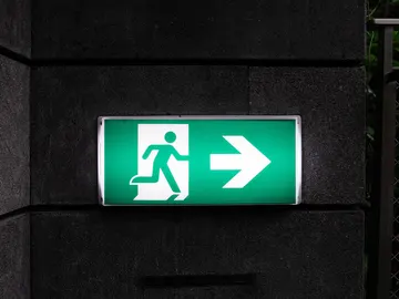 Una salida de emergencias Una salida de emergencias