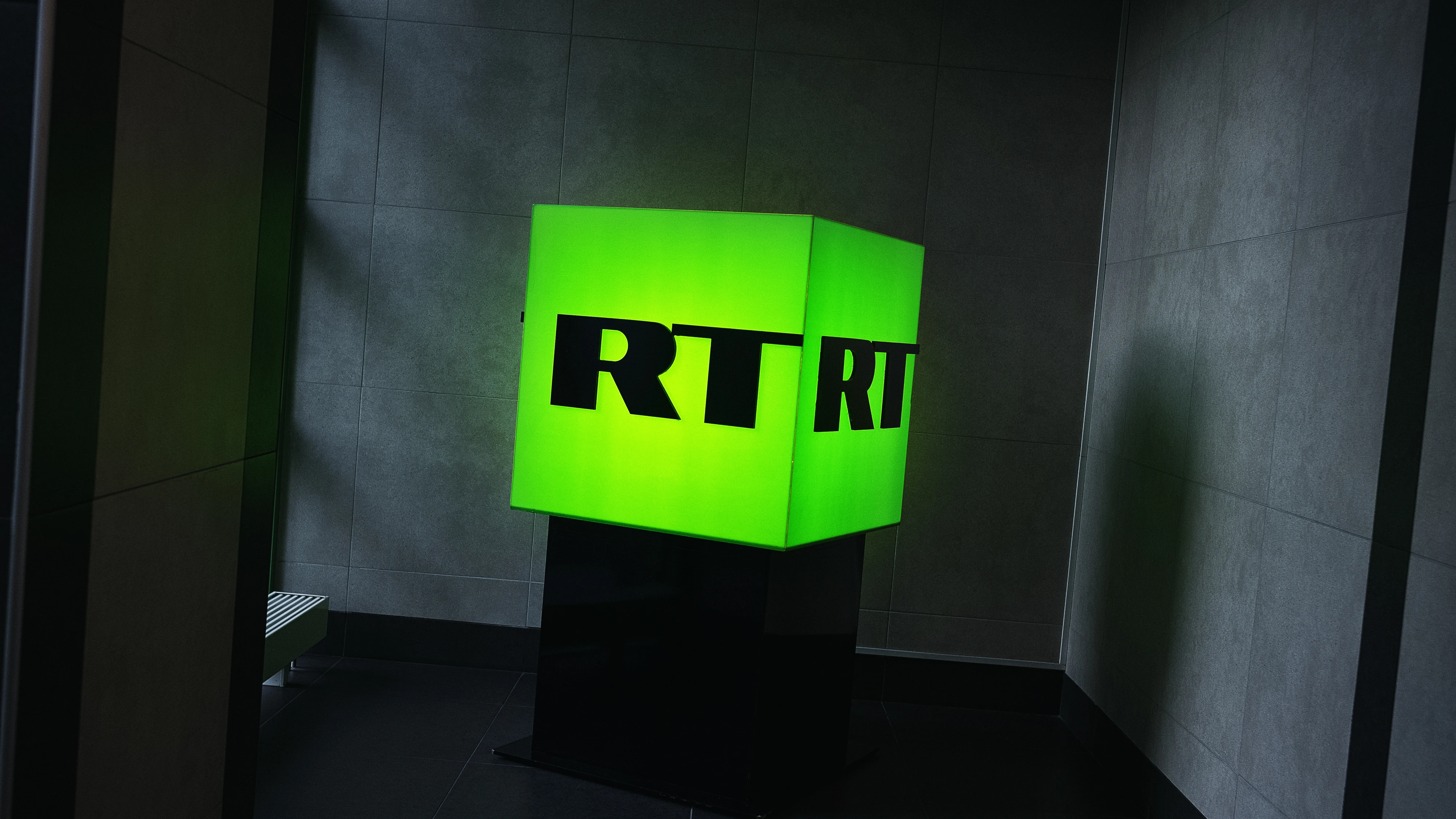 El logo de la televisión rusa RT.