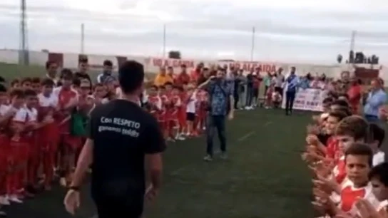 El árbitro agredido, recibido entre aplausos El árbitro agredido, recibido entre aplausos