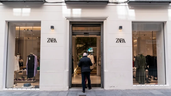 Un hombre entra en una tienda Zara en Madrid (España). Un hombre entra en una tienda Zara en Madrid (España).