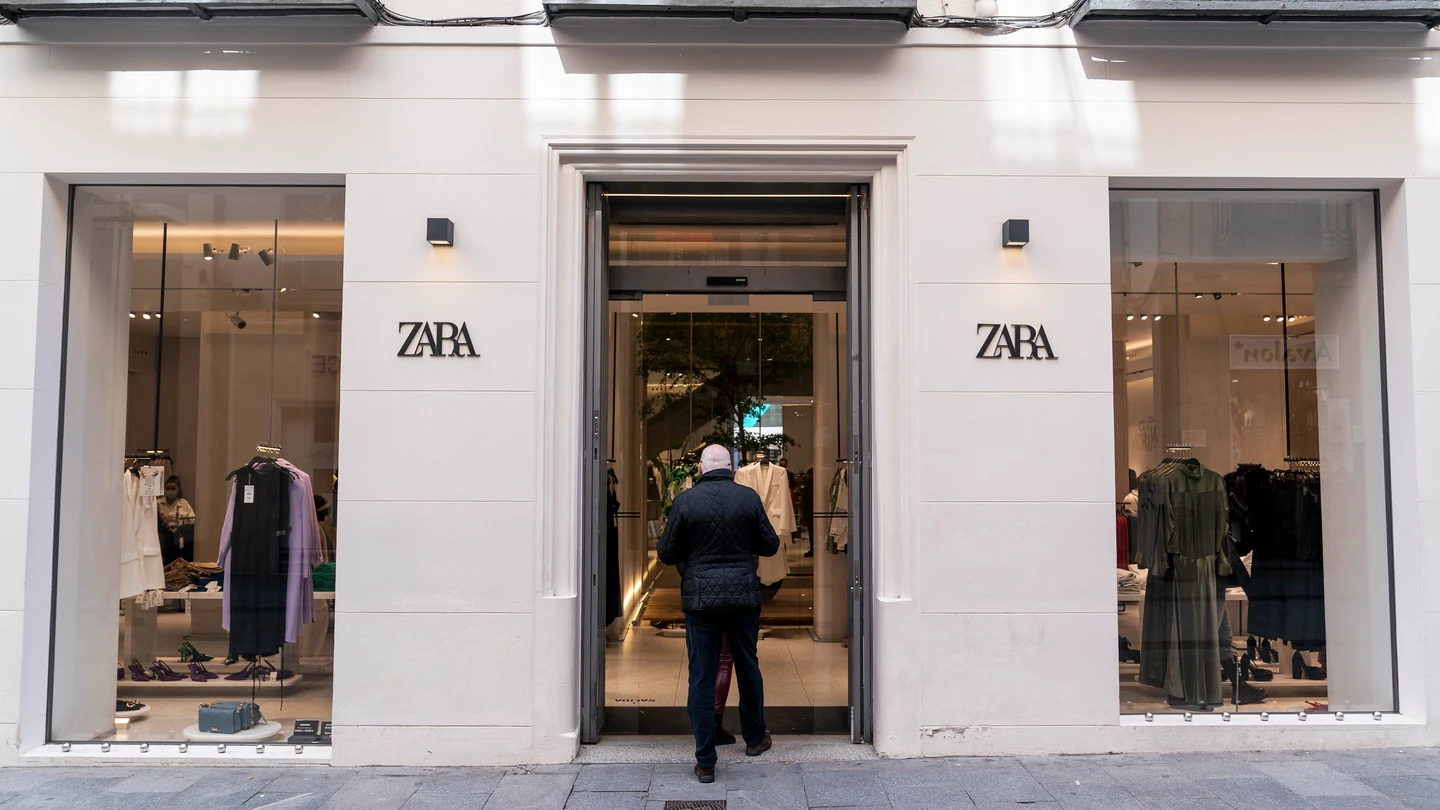 Un hombre entra en una tienda Zara en Madrid (España). Un hombre entra en una tienda Zara en Madrid (España).