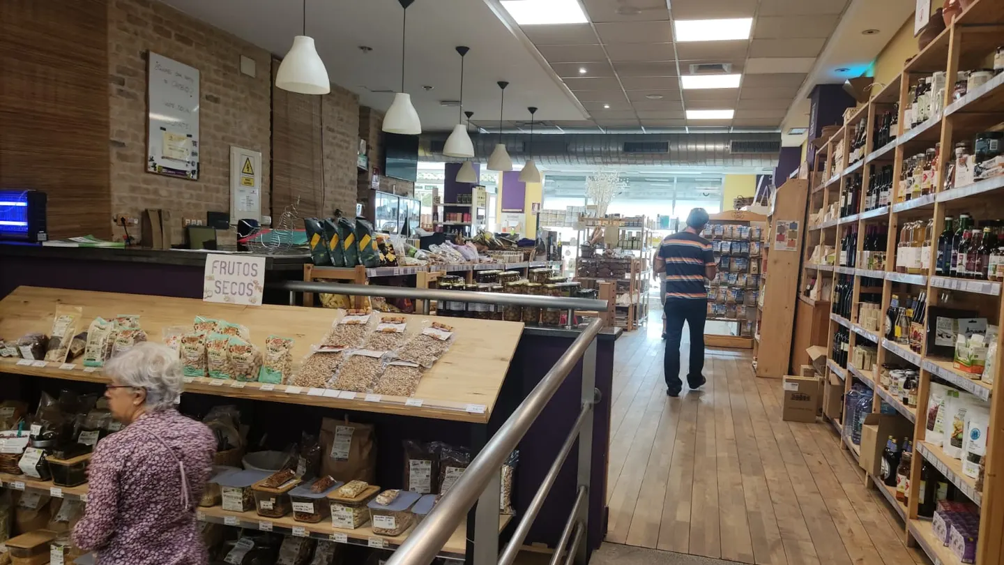 Dos socios compran en el supermercado cooperativo ecológico Bio Libere Dos socios compran en el supermercado cooperativo Bio Libere