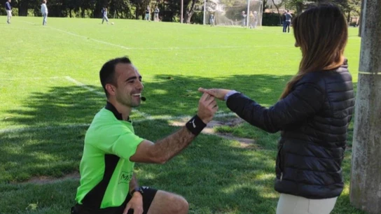 La insólita petición de matrimonio de un árbitro a su novia: los jugadores fingieron una pelea La insólita petición de matrimonio de un árbitro a su novia: los jugadores fingieron una pelea