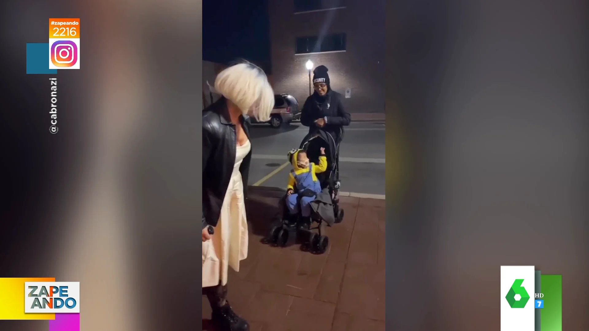 La cómica reacción de un niño al ver pasar por delante a una chica con cuchillo disfrazada de Halloween