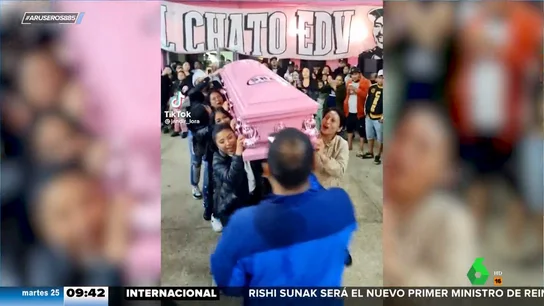 Con un ataúd rosa y a ritmo de reggaetón: así despiden estas mujeres a su amiga, cumpliendo su voluntad Con un ataúd rosa y a ritmo de reggaetón: así despiden estas mujeres a su amiga, cumpliendo su voluntad