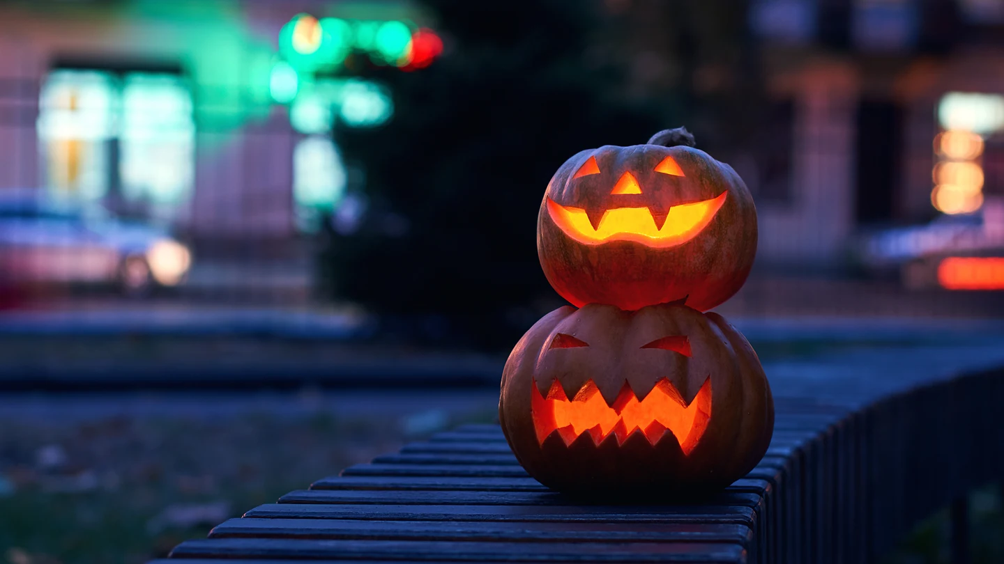 Un pueblo celebrando halloween Un pueblo celebrando halloween