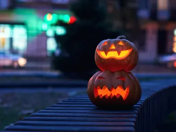 Un pueblo celebrando halloween Un pueblo celebrando halloween