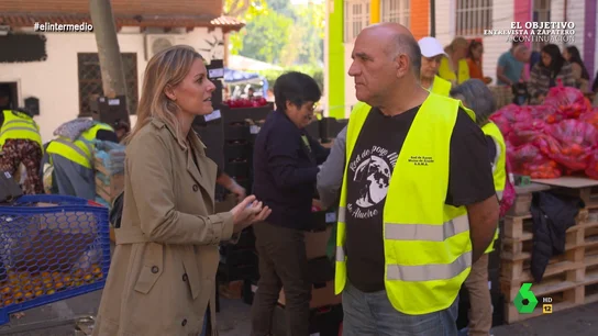 Un voluntario responde a los políticos que definen como "mantenidos" a la gente de las colas del hambre: "Ellos no viven esta vida" Un voluntario responde a los políticos que definen como "mantenidos" a la gente de las colas del hambre: "Ellos no viven esta vida"