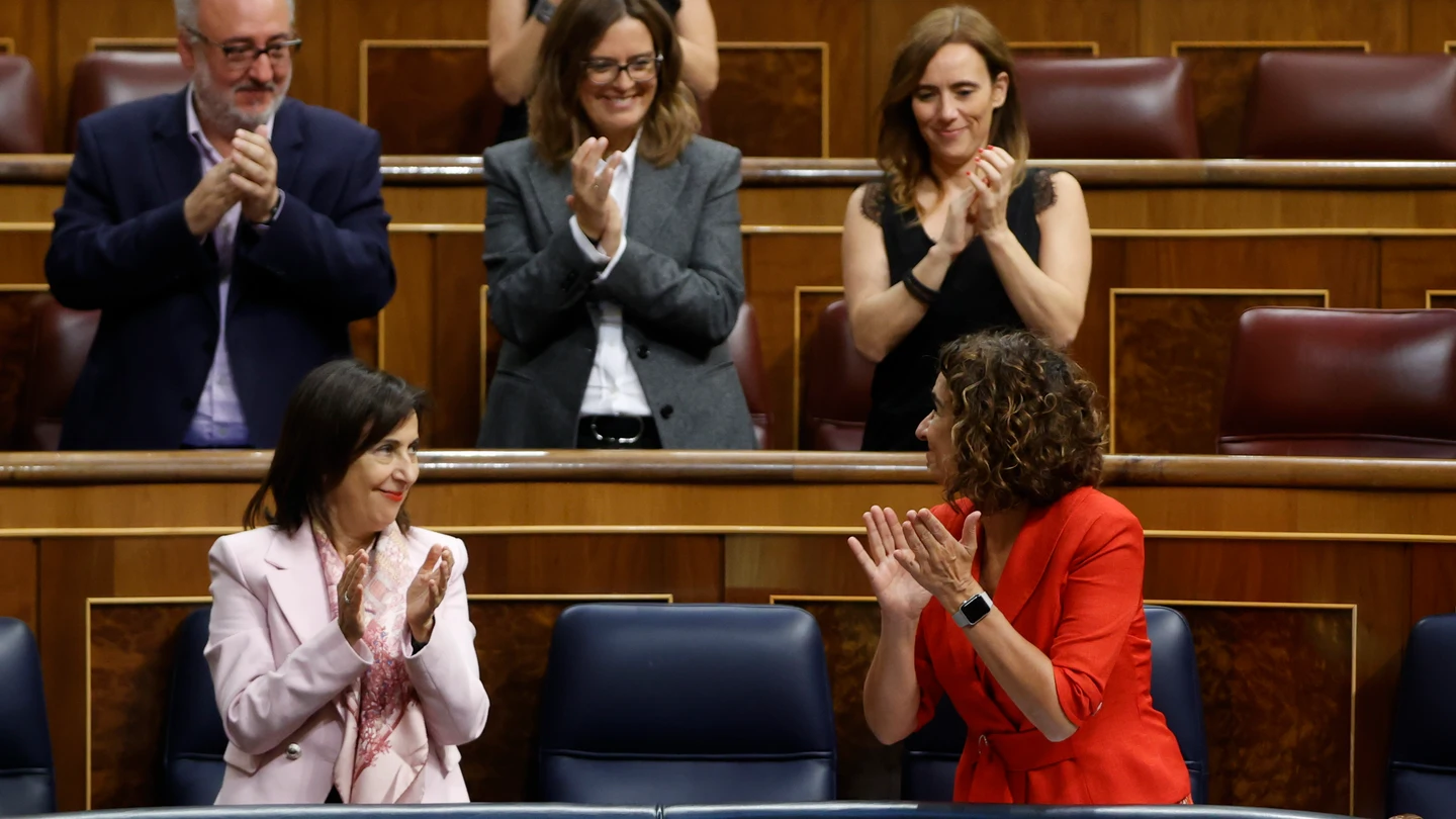 La ministra de Hacienda, María Jesús Montero, recibe los aplausos de su formación La ministra de Hacienda, María Jesús Montero, recibe los aplausos de su formación