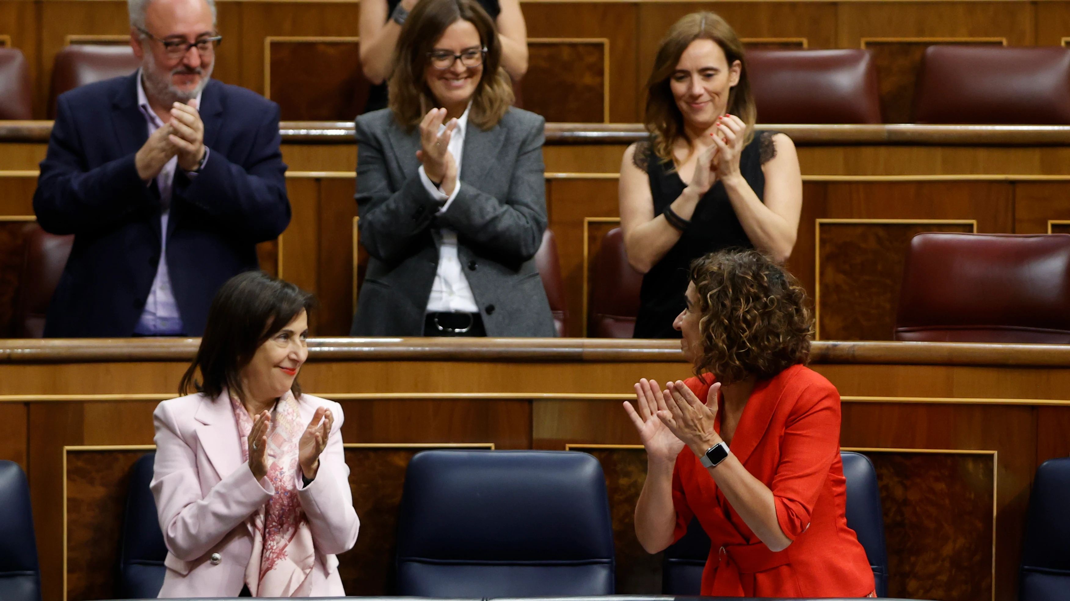 La ministra de Hacienda, María Jesús Montero, recibe los aplausos de su formación