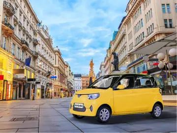 El nuevo Mullen I-GO aterrizará en España en 2023 Modelo eléctrico de color amarillo en una calle de la ciudad