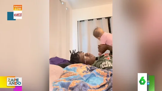 Así vomita un bebé a su padre tras jugar con ella Así vomita un bebé a su padre tras jugar con ella