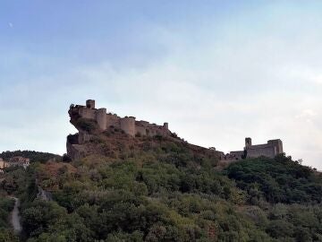 El Castillo Roccascalegna es una de las fortalezas más originales del mundo. Te contamos por qué