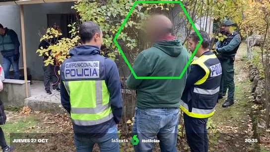 Tranquilo y relajado: las imágenes del detenido por el crimen de Juana Canal durante el registro de su casa Tranquilo y relajado: las imágenes del detenido por el crimen de Juana Canal durante el registro de su casa