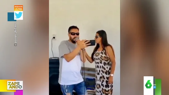 La surrealista reacción de esta pareja en un karaoke cuando se desata un incendio: ¡siguen cantando! La surrealista reacción de esta pareja en un karaoke cuando se desata un incendio: ¡siguen cantando!