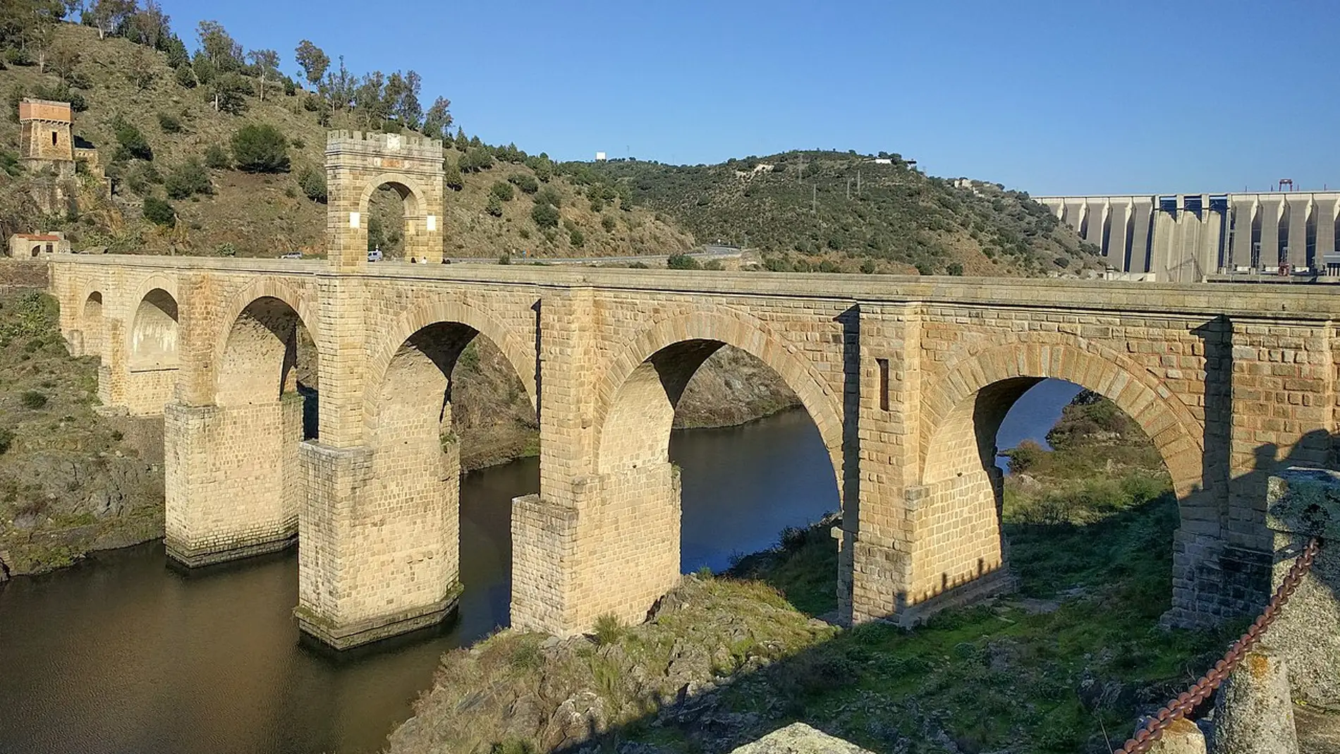 Puente de Alcántara: ¿sabías que junto a él hay un Templete Romano?