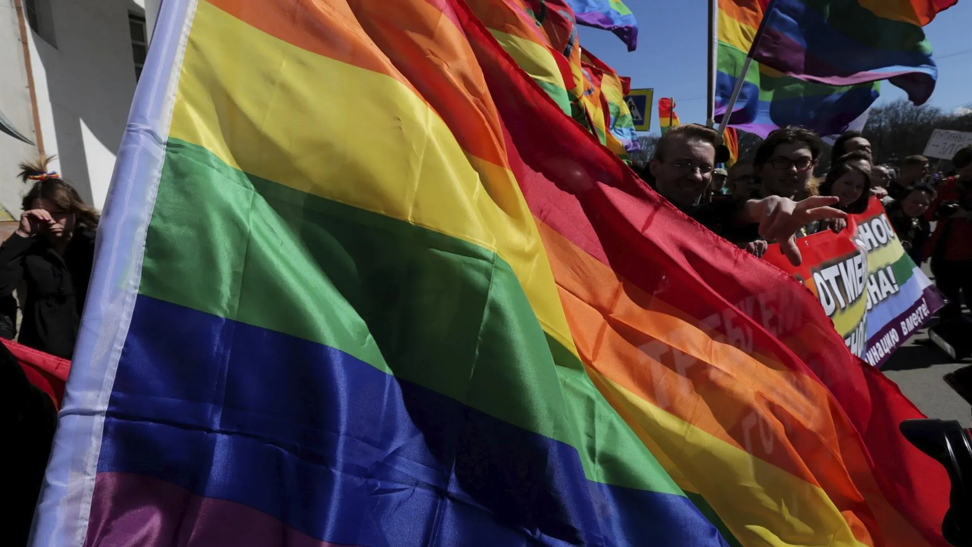 Activistas LGBT marchan durante la manifestación del Primero de Mayo en San Petersburgo, Rusia.