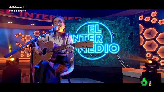 Zahara canta en directo con su guitarra 'Berlín U5': esta es su espectacular actuación en El Intermedio Zahara canta en directo con su guitarra 'Berlín U5': esta es su espectacular actuación en El Intermedio