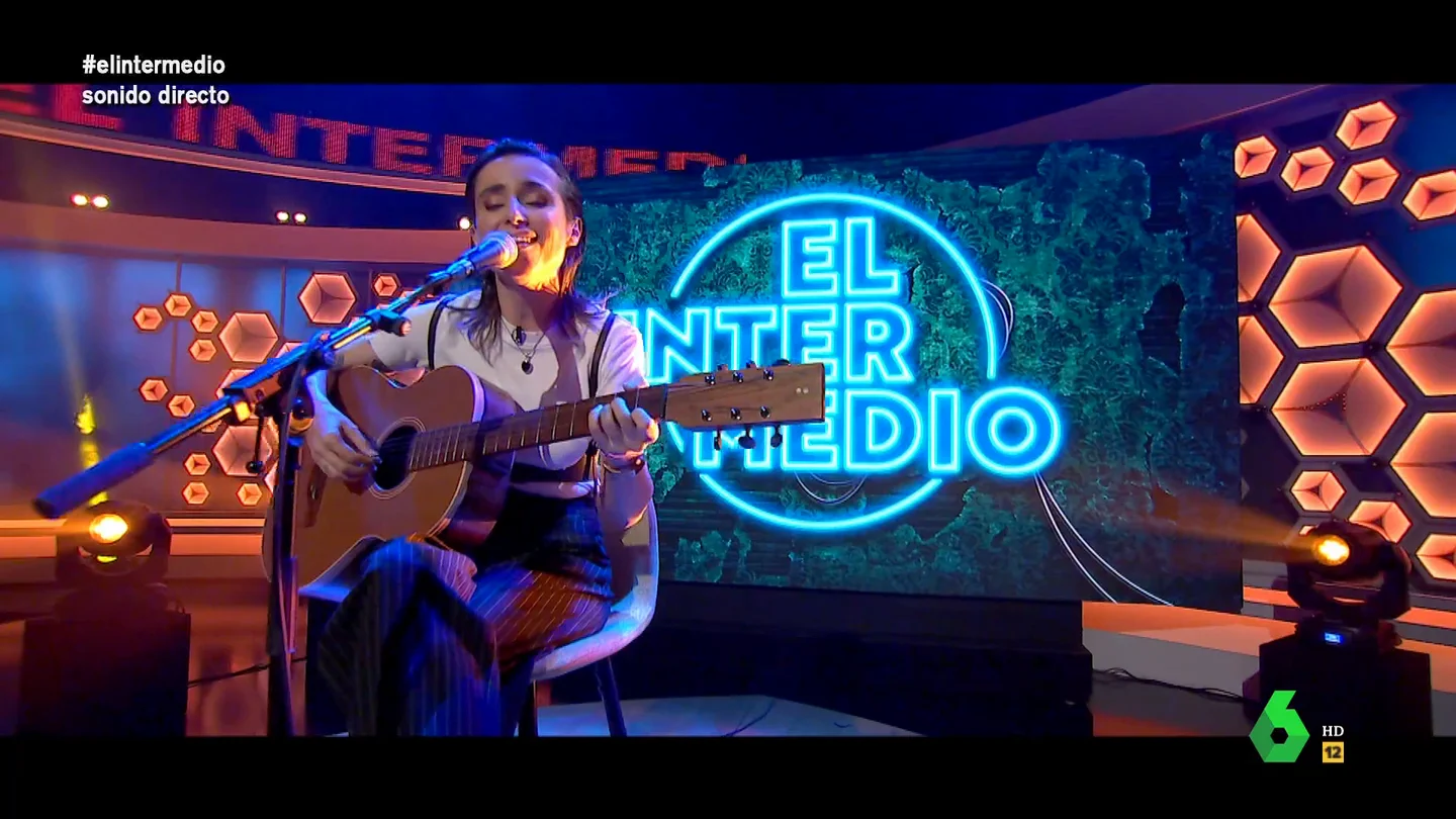 Zahara canta en directo con su guitarra 'Berlín U5': esta es su espectacular actuación en El Intermedio Zahara canta en directo con su guitarra 'Berlín U5': esta es su espectacular actuación en El Intermedio