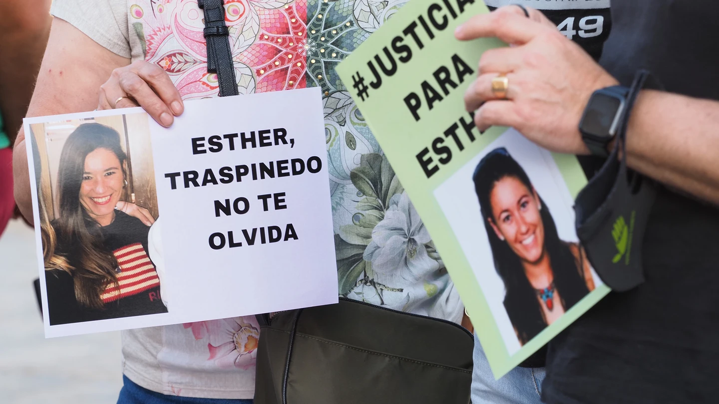 Detalle de una pancarta que reza 'Esther, Traspinedo no te olvida' durante una concentración Detalle de una pancarta que reza 'Esther, Traspinedo no te olvida' durante una concentración