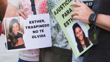 Detalle de una pancarta que reza 'Esther, Traspinedo no te olvida' durante una concentración 