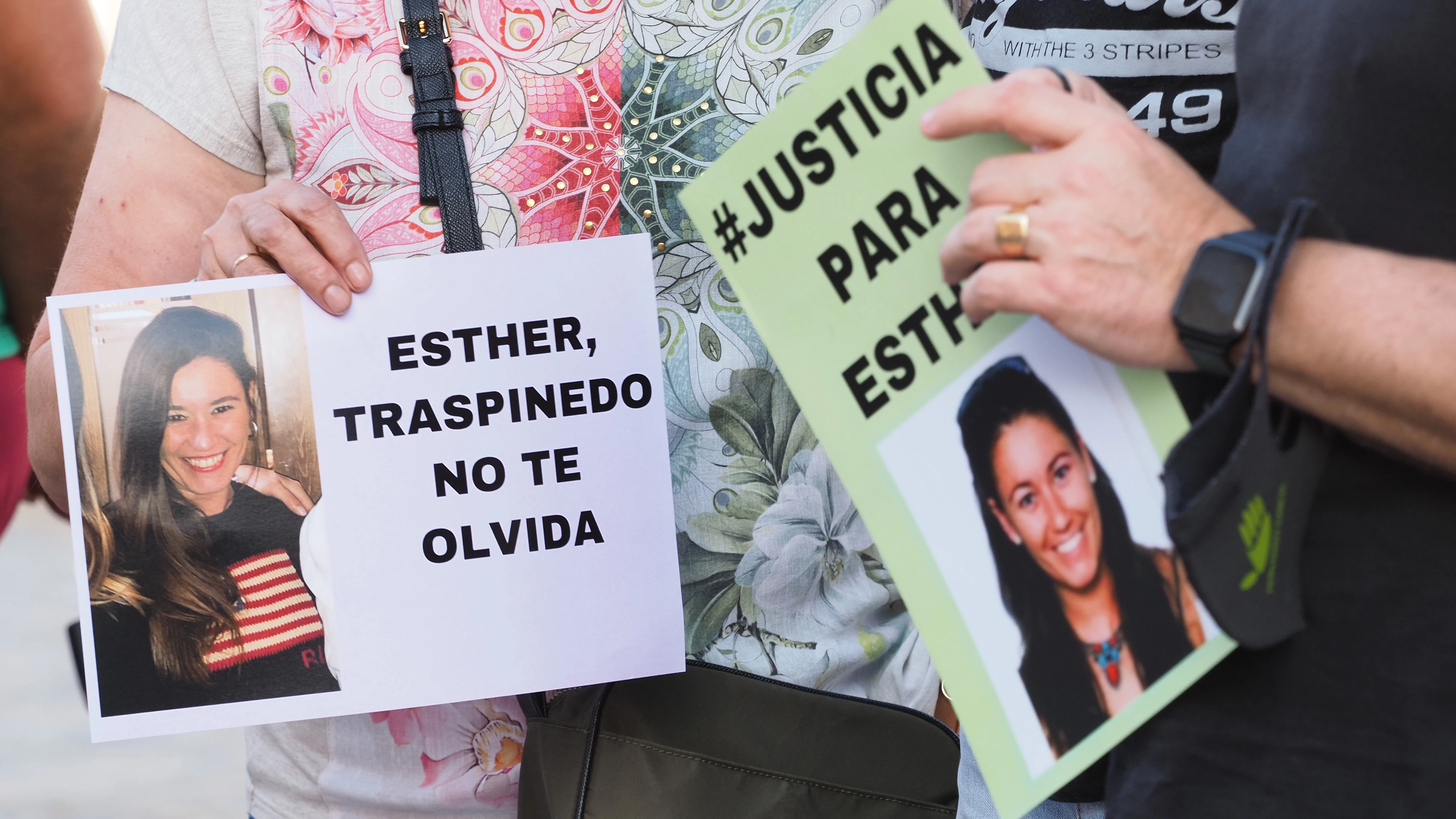 Detalle de una pancarta que reza 'Esther, Traspinedo no te olvida' durante una concentración 