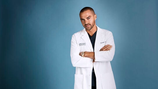 Jesse Williams como el doctor Jackson Avery de 'Anatom&iacute;a de Grey', papel que ha interpretado durante 12 temporadas.