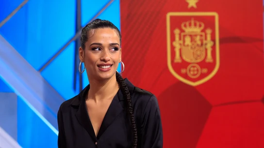 La cantante Chanel, con el escudo de la selección española de fútbol detrás La cantante Chanel, con el escudo de la selección española de fútbol detrás