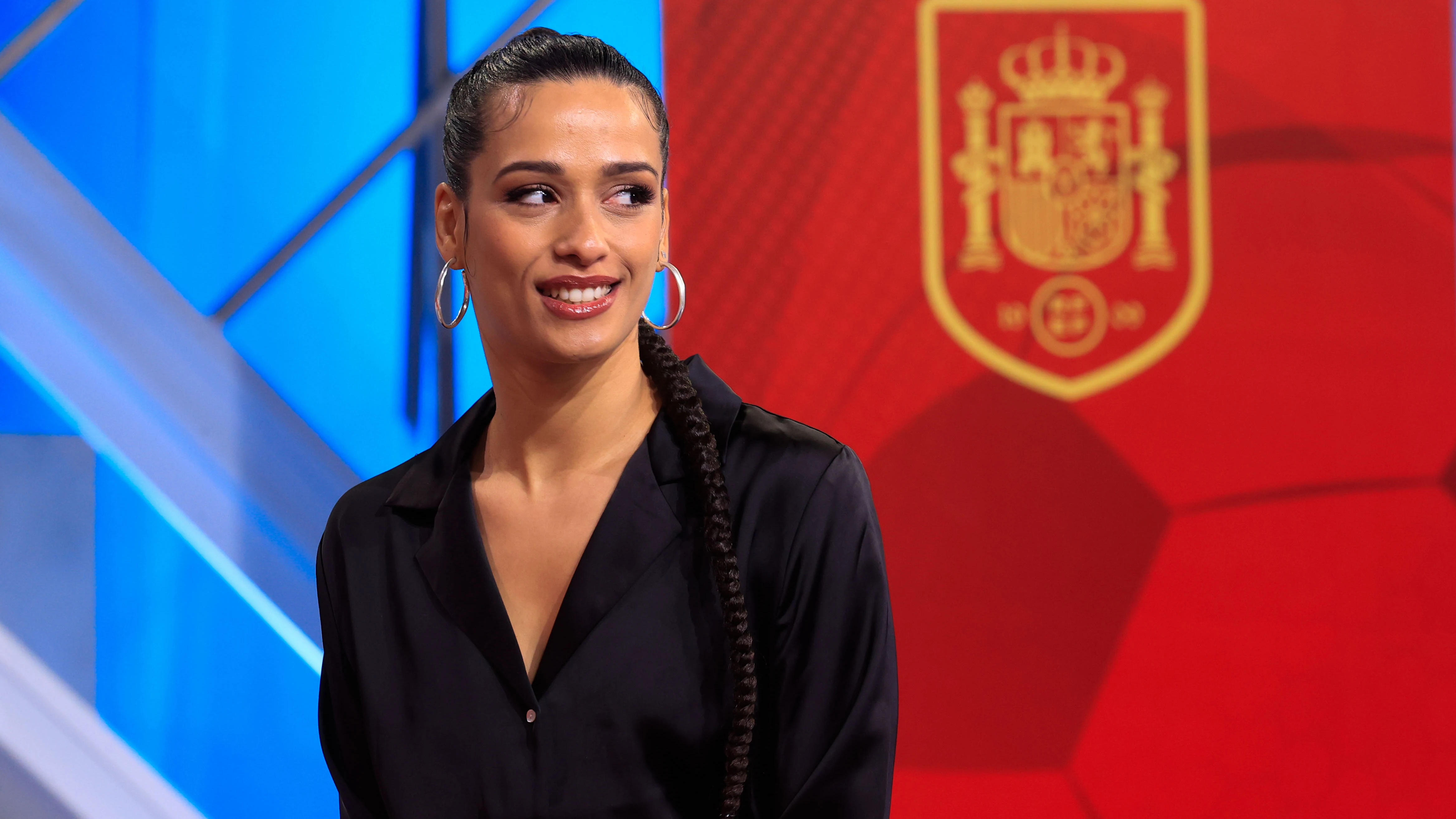 La cantante Chanel, con el escudo de la selección española de fútbol detrás