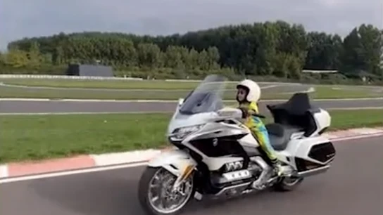 El hijo de Kenan Sofuoglu, conduciendo una moto El hijo de Kenan Sofuoglu, conduciendo una moto