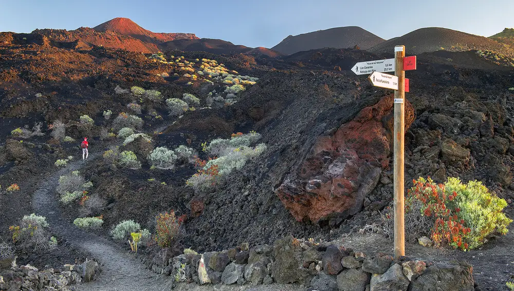 En el aniversario de la erupción del volcán de La Palma viajamos a la tierra más joven de España