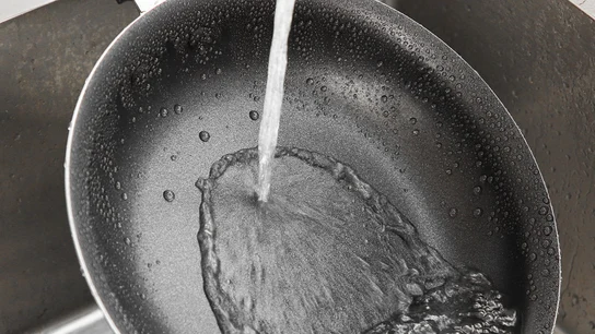 Por qué no debes echar agua fría en la sartén cuando está caliente Por qué no debes echar agua fría en la sartén cuando está caliente