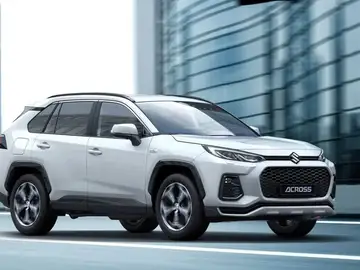 El Suzuki Across 2023 llegará el próximo mes de enero al mercado español Nuevo Suzuki Across circulando por una carretera con fondo desenfocado