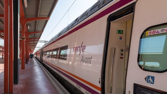 Tren de Renfe en una estación Tren de Renfe en una estación