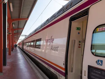Tren de Renfe en una estación Tren de Renfe en una estación
